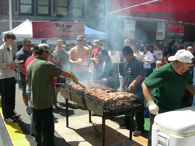 Sabores de todo el mundo en un mismo recinto: la ruta gastronómica de la Feria de Asociaciones